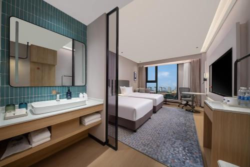 Ένα ή περισσότερα κρεβάτια σε δωμάτιο στο Holiday Inn Express Gongyi City Center by IHG