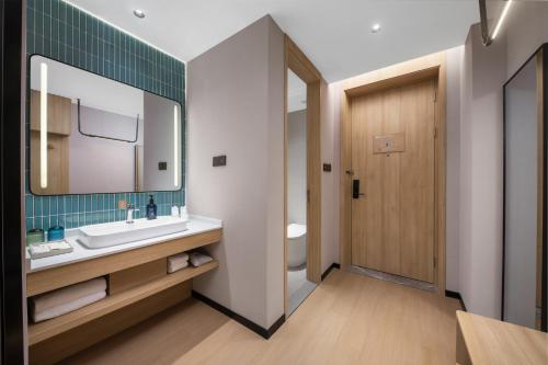 Ένα μπάνιο στο Holiday Inn Express Gongyi City Center by IHG