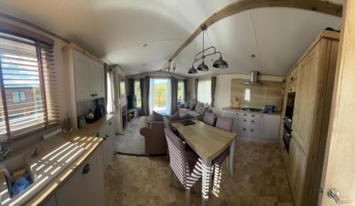 Posezení v ubytování Luxury mini lodge with lakeside views