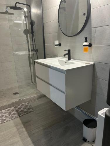 Koupelna v ubytování Superbe studio avec CITERNE d'Eau et Piscine, En plein coeur de la Marina! Proche Aéroport & Ferry