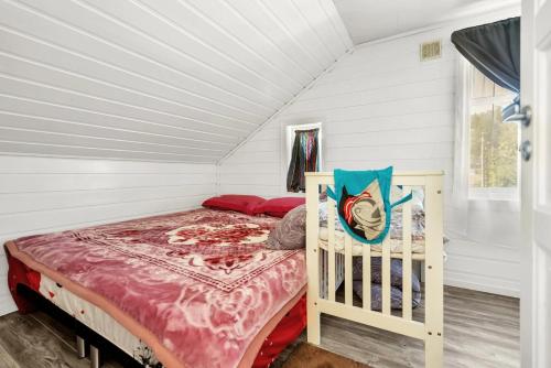 a bedroom with a bed and a window at Luxury & Central Arendal Home in Arendal