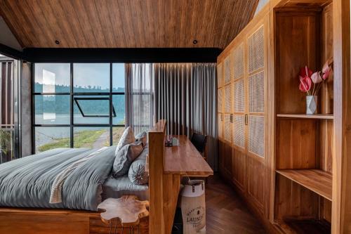 Postel nebo postele na pokoji v ubytování Lake-Front Luxury Villa