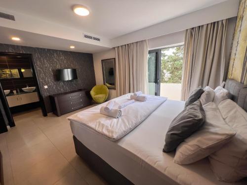 Ένα ή περισσότερα κρεβάτια σε δωμάτιο στο Large Luxury 2-Bed Apartment - Central St Julians