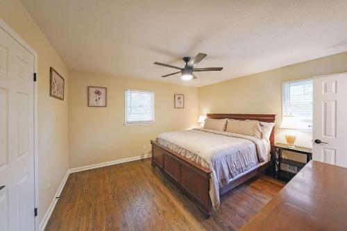 Ένα ή περισσότερα κρεβάτια σε δωμάτιο στο Kennesaw Komfort Home for 8