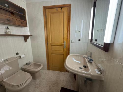 een badkamer met toilet en wastafel bij B15 - Ático Los Copos - Villmor in Benasque