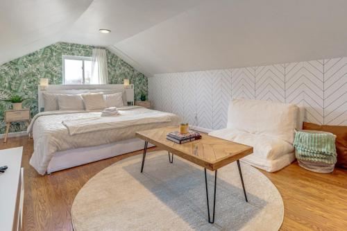 Ένα ή περισσότερα κρεβάτια σε δωμάτιο στο Pet-Friendly Oakley Gem with Large Backyard!