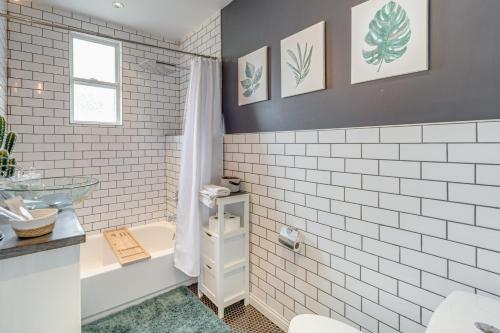 Ένα μπάνιο στο Pet-Friendly Oakley Gem with Large Backyard!