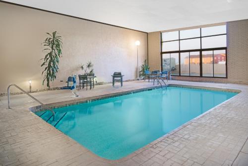 בריכת השחייה שנמצאת ב-Days Inn & Suites by Wyndham Clovis או באזור