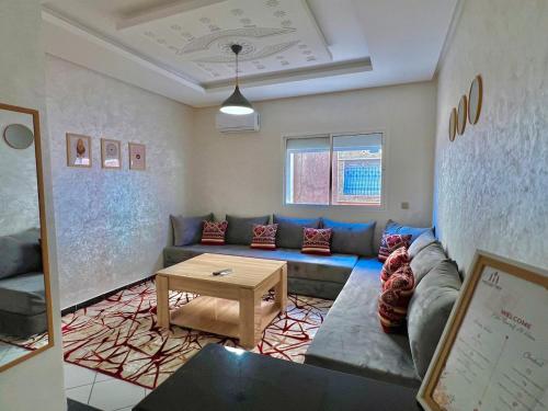 una sala de estar con un sofá y una mesa en A8 Getaway in Tamraght, Fiber Wi-Fi, 5 min to beach, en Tamraght Ouzdar