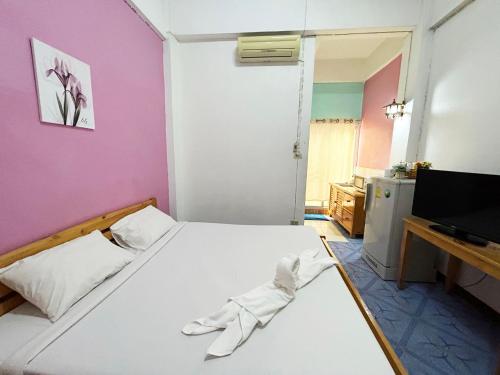 En eller flere senge i et værelse på Apinya Court