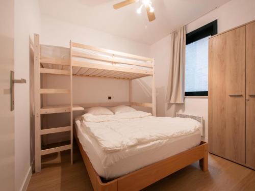 a bedroom with two bunk beds and a ladder at Delfien A in Galopen