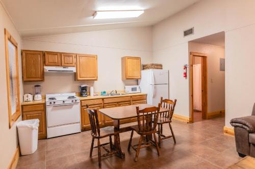 una cucina con tavolo, sedie e frigorifero di Frio Country #17 a Concan