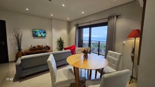 エンカルナシオンにあるRefugio Paranáのソファとテーブルのあるリビングルーム