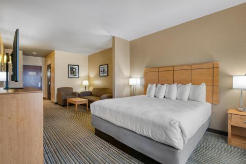 een hotelkamer met een groot bed en een bank bij Best Western Shelby Inn & Suites in Shelby