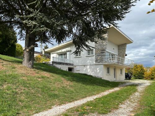 Saint-Nizier-du-Moucherotteにあるluxurious villa in an enchanting settingの木立の丘の白家