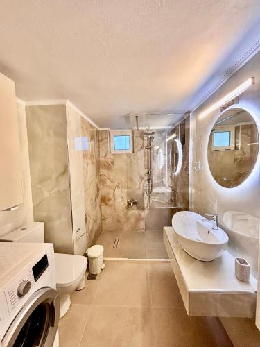 a bathroom with a sink and a toilet and a mirror at Casa di Andreo in Faraí
