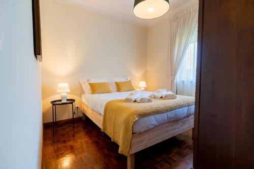 a bedroom with a bed with towels on it at Refúgio Do Artista Country House Viana Do Castelo in Mazarefes