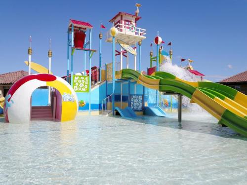 - un parc aquatique avec toboggan dans l'établissement 24| Bartlett Place in St George with 3 Master Suites, à Santa Clara