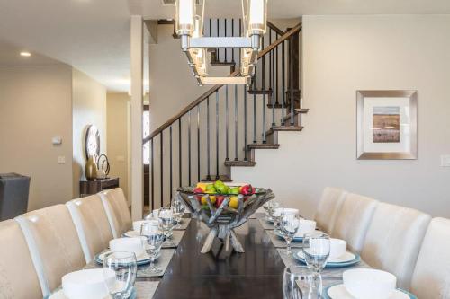 une salle à manger avec une longue table avec des chaises dans l'établissement 24| Bartlett Place in St George with 3 Master Suites, à Santa Clara