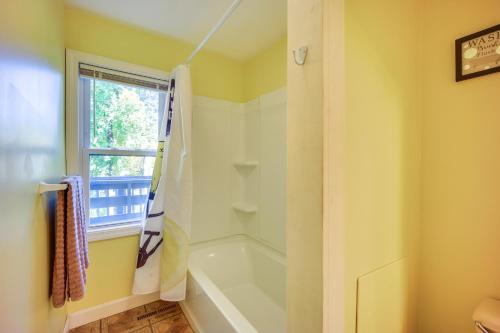 MontagueRiverfront Apt with Fire Pit and Yard in Millers Falls的带浴缸和窗户的浴室