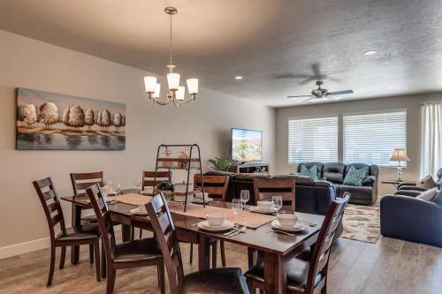 une salle à manger et un salon avec une table et des chaises dans l'établissement 85| Southern Comfort in St George with Hot Tub, à Santa Clara