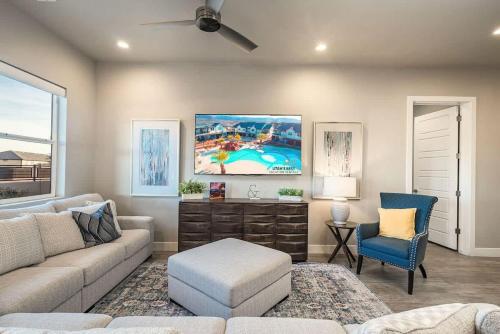 Posezení v ubytování 65 | Poolhouse at Ocotillo Springs with Private Pool