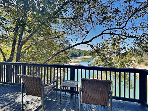 2 sillas y una mesa en una terraza con vistas al río en Reel It In, en Dandridge