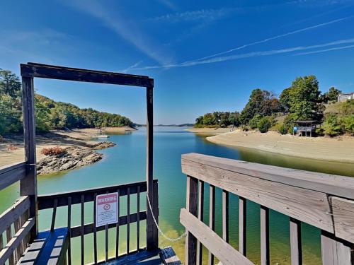 Una vista de un río desde un muelle en Reel It In, en Dandridge