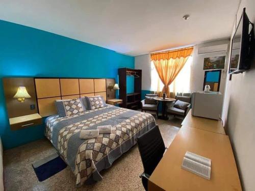 Телевизор и/или развлекательный центр в Hotel Manta Real