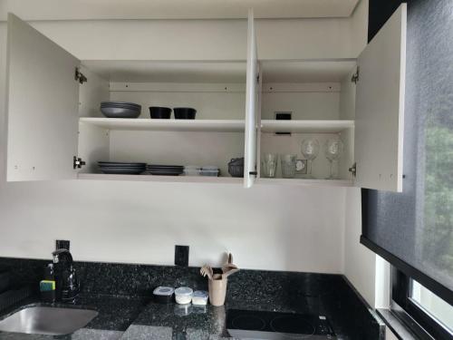 a kitchen with a sink and a counter top at Loft 06 Vila Germânica Oktoberfest Blumenau in Blumenau