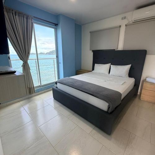 Ένα ή περισσότερα κρεβάτια σε δωμάτιο στο hotel vista al mar