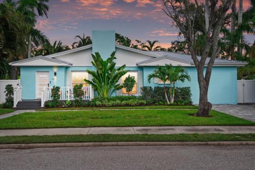 una casa blu con un albero di fronte di Blue Tide Bungalow a Bradenton