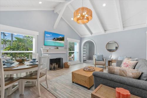 un soggiorno con un divano e un tavolo di Blue Tide Bungalow a Bradenton