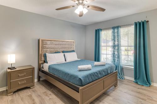 Ένα ή περισσότερα κρεβάτια σε δωμάτιο στο 9 Mi to WDW Sandy Ridge Retreat with Heated Pool