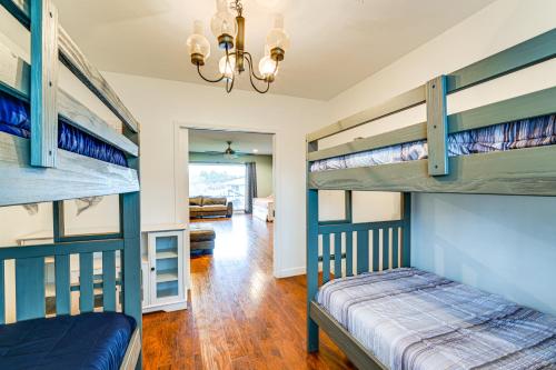 Postel nebo postele na pokoji v ubytování 3 Mi to Dtwn Yakima Play and Stay in the PNW!