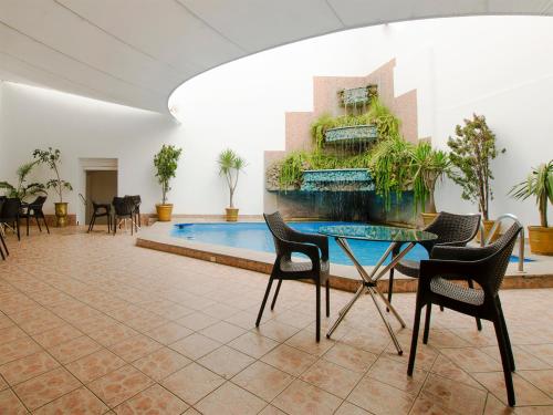 En terrasse eller udendørsområde på Miraflores Colon Hotel