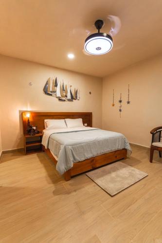 une chambre avec un grand lit dans une pièce dans l'établissement Casa Manglar Sisal by WoWay Experiences, à Sisal