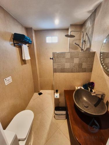 ein Badezimmer mit Waschbecken und Toilette in der Unterkunft Makadal'Eau Boutique Resort in Siquijor