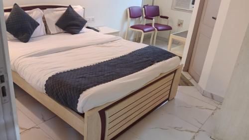 a bed with a wooden frame in a room at Collection O Jodhpur Railway Junction Formerly Paro Niwas in Jodhpur