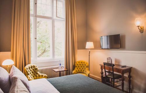 a hotel room with a bed and a window at Henri Hotel Berlin Kurfürstendamm in Berlin