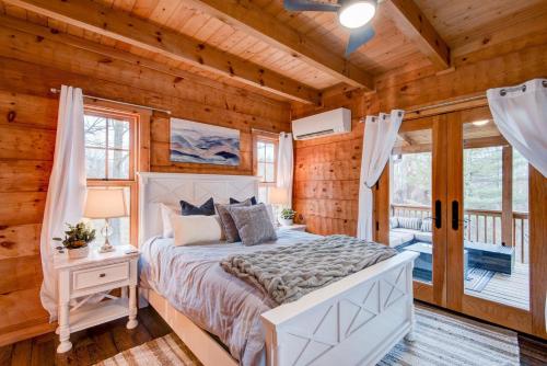 a bedroom with a bed in a log cabin at Beaver Rock Lodge in Elk Park
