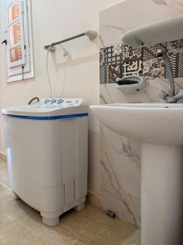 锡瓦Bakrine chalet的白色的浴室设有水槽和浴缸。