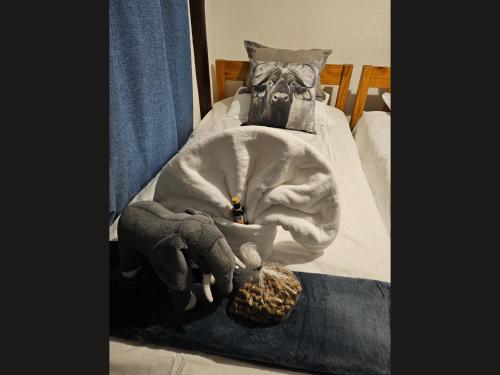 ein ausgestopftes Tier liegt auf einem Bett in der Unterkunft Kruger Boutique Backpackers in Marloth Park