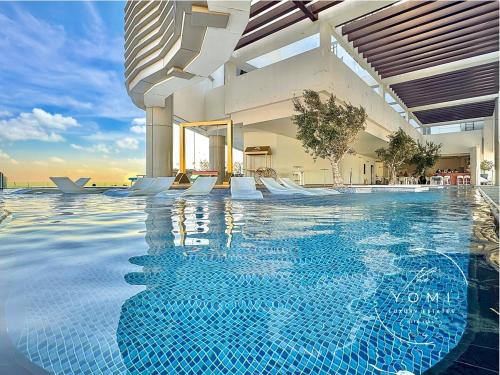 Bazén v ubytování Burj Khalifa &Sea Views, Luxury 2BR, 5-Star Amenities nebo v jeho okolí