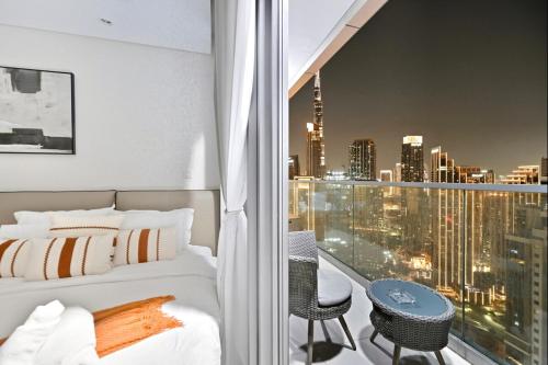 Кровать или кровати в номере Burj Khalifa &Sea Views, Luxury 2BR, 5-Star Amenities