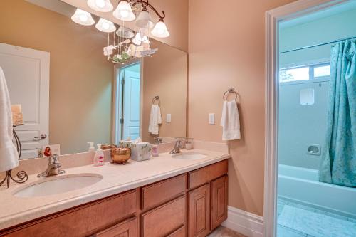 um banheiro com duas pias e um espelho grande em Upscale Group Getaway in Orem with Private Hot Tub em Orem