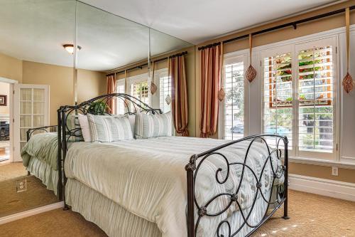 um quarto com uma cama grande com um espelho em Upscale Group Getaway in Orem with Private Hot Tub em Orem