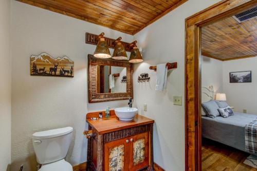 une salle de bain avec toilettes et lavabo et un lit dans l'établissement Bigfoot Bungalow, à Blowing Rock