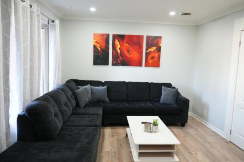 Photo de la galerie de l'établissement Poolside Retreat with Private Patio, à Brampton