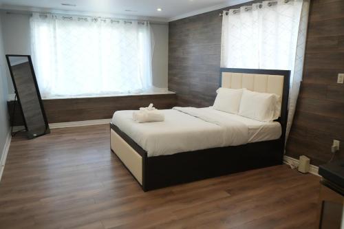 Photo de la galerie de l'établissement Poolside Retreat with Private Patio, à Brampton